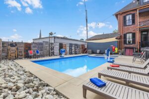 Private and gated yard / pool