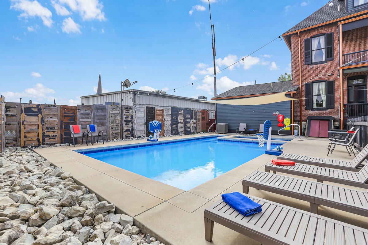 Private and gated yard / pool