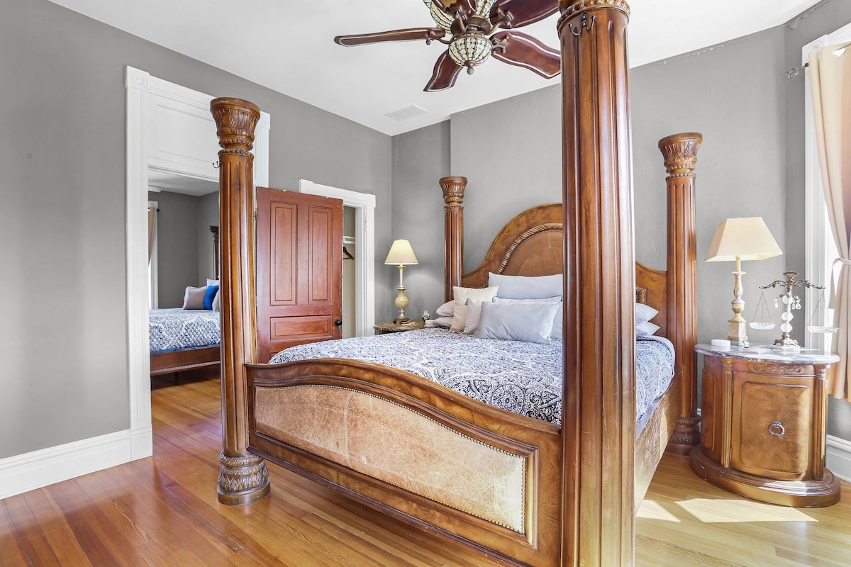348cee7d-229f-4db5-82fe-52b9708e1f50 1st bedroom on the 2nd floor; adjoining bedroom, king sized bed