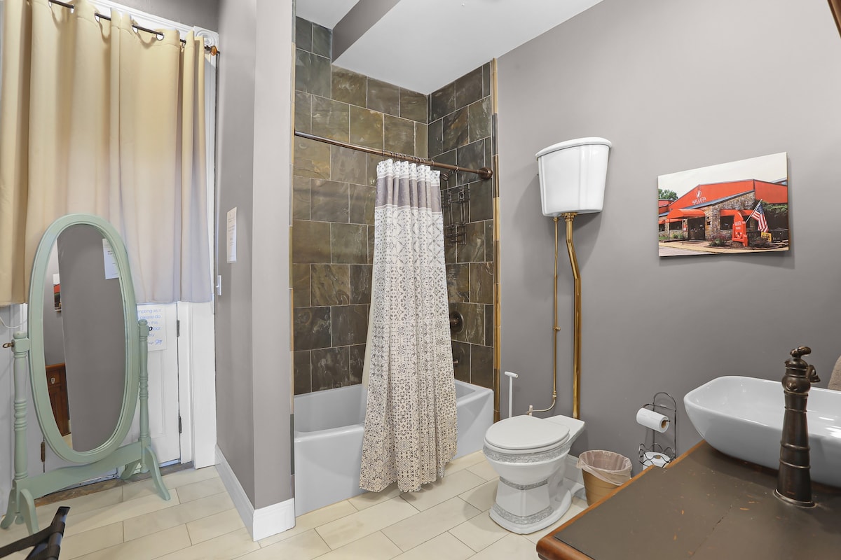 Large bathroom on 2nd floor