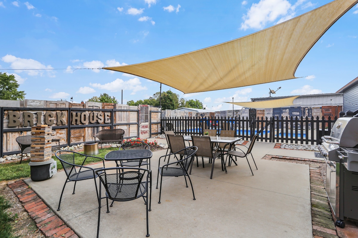 Private yard w/ large sun shade sail